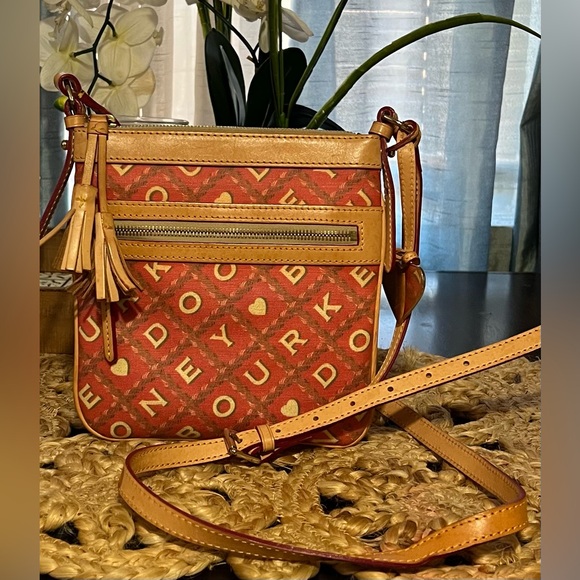❤️Vintage Dooney & Bourke “Heart Design” Crossbody Bag - Picture 3 of 10
